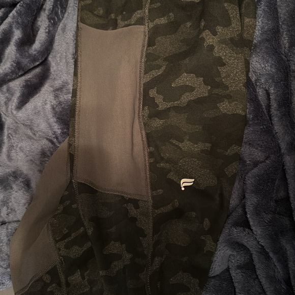 3X/4X Fabletics Powerhold On the Go Leggings - Picture 5 of 6